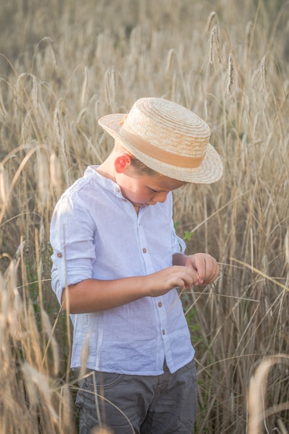 Ritratto bambino Ragazzino su un campo di grano