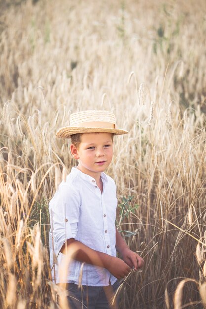 Ritratto bambino Ragazzino su un campo di grano