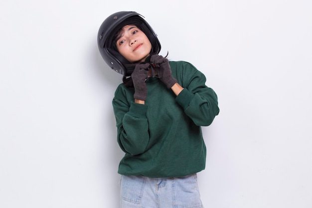 ritratto bella donna asiatica che indossa il casco da motociclista isolato su sfondo bianco