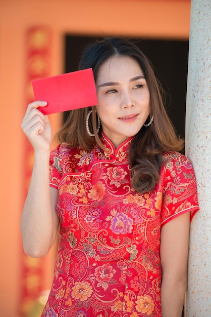 Ritratto bella donna asiatica in abito Cheongsam Felice anno nuovo concetto cinese