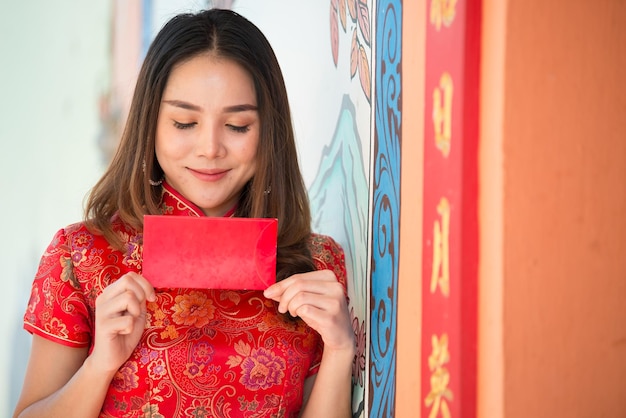 Ritratto bella donna asiatica in abito Cheongsam Felice anno nuovo concetto cinese