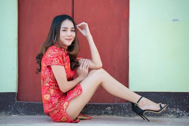 Ritratto bella donna asiatica in abito Cheongsam, popolo della Thailandia, felice anno nuovo concetto cinese, Hap