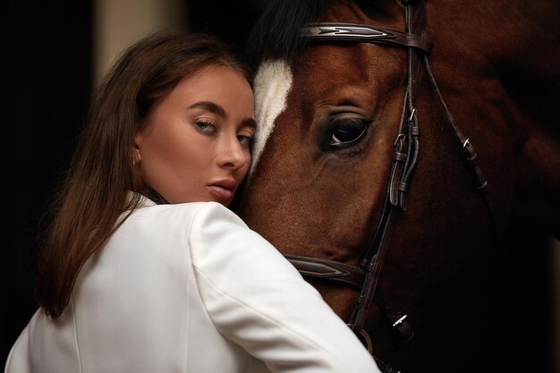 Ritratto bella donna capelli lunghi prossimo cavallo