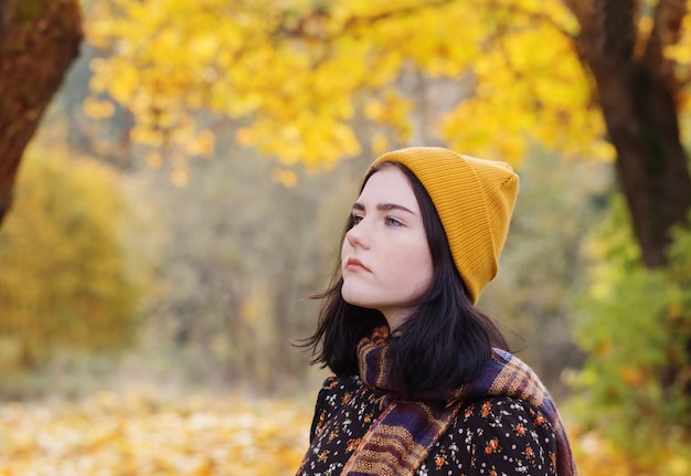 ritratto bella donna in autunno parco