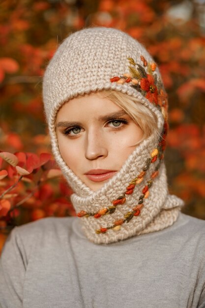 ritratto bella donna in natura che indossa il cappello lavorato a maglia