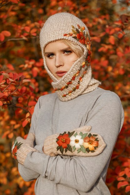 ritratto bella donna in natura che indossa il cappello lavorato a maglia