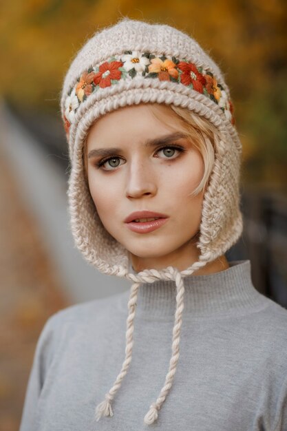 ritratto bella donna in natura che indossa il cappello lavorato a maglia