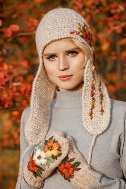 ritratto bella donna in natura che indossa il cappello lavorato a maglia