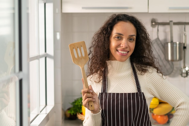 ritratto bella donna latina in cucina