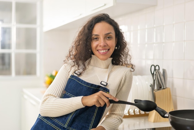 ritratto bella donna latina in cucina