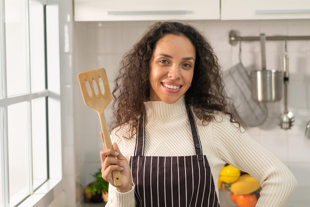 ritratto bella donna latina in cucina