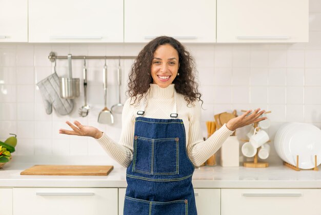 ritratto bella donna latina in cucina