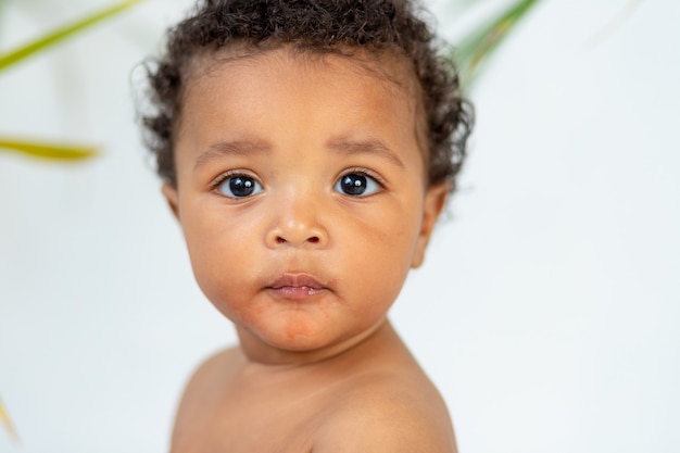 Ritratto carino di un bambino africano a casa, primo piano.