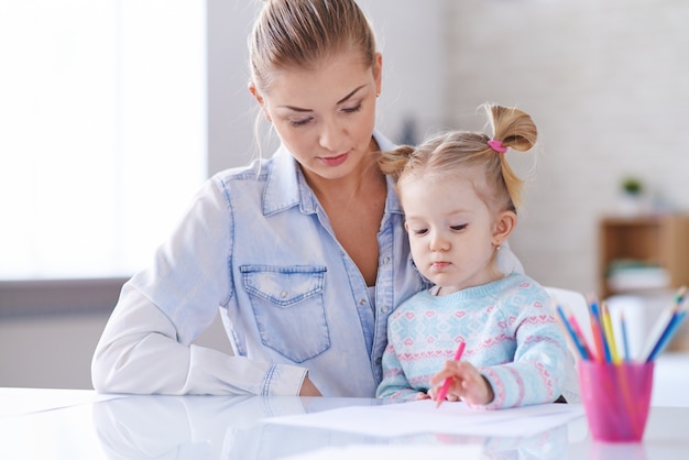 Ritratto casuale adorabile bambino di assistenza all&#39;infanzia