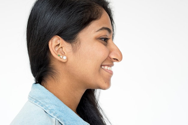 Ritratto casuale sorridente dello studio della ragazza indiana