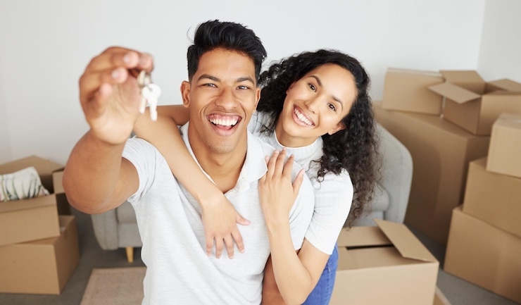 Foto ritratto chiave e coppia felice che si trasferiscono in una nuova casa per un mutuo immobiliare e un investimento insieme faccia donna e uomo che ride affittano un appartamento e sono entusiasti di trasferirsi nella casa dei sogni