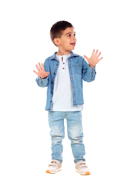 Ritratto completo di bambino zingaro con i jeans