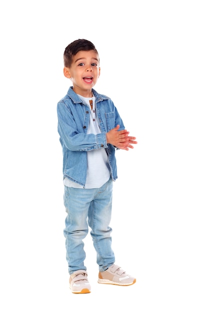 Ritratto completo di bambino zingaro con i jeans