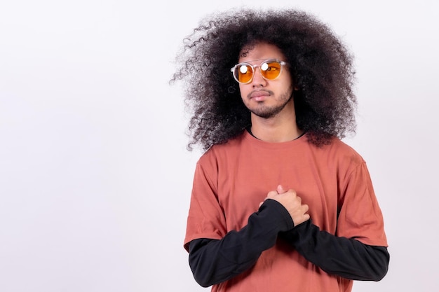 Ritratto con occhiali da sole sorridente Giovane ragazzo con i capelli afro su sfondo bianco