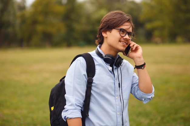 Ritratto con un giovane studente che parla al telefono