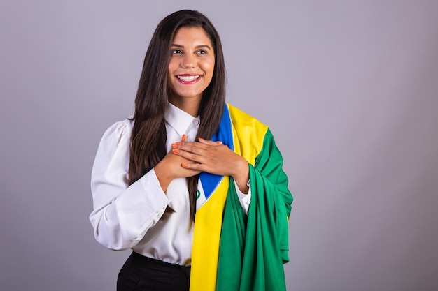 Ritratto corporativo del responsabile della donna di affari brasiliana con la bandiera del brasile