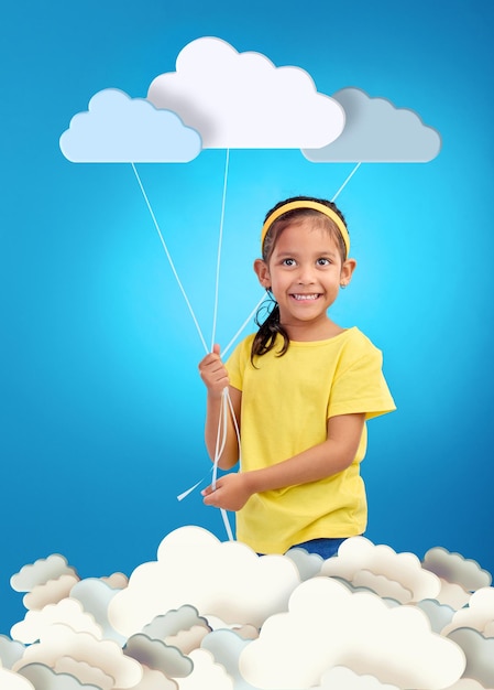 Ritratto creativo e bambina con nuvole di carta in studio per divertimento artistico o progetto con modello su sfondo blu Poster dell'asilo e faccia di bambino con striscione per l'apprendimento del tempo o del messaggio