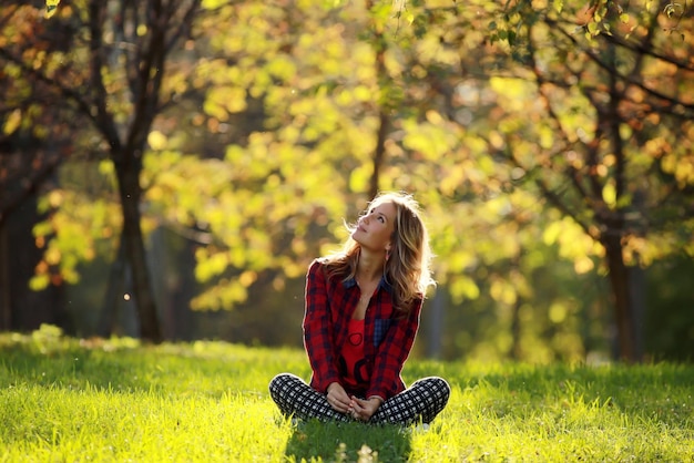 Ritratto d'autunno di una ragazza felice