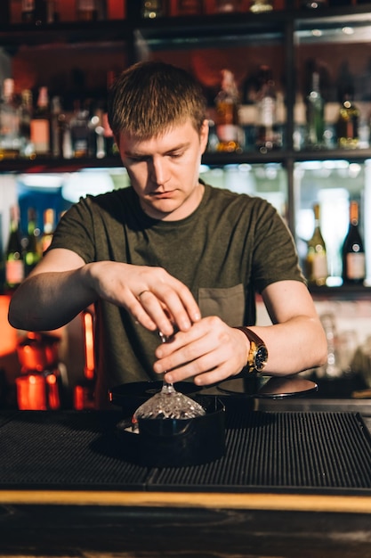 Ritratto d'epoca del barista che crea cocktail al bar Primo piano della preparazione di bevande alcoliche