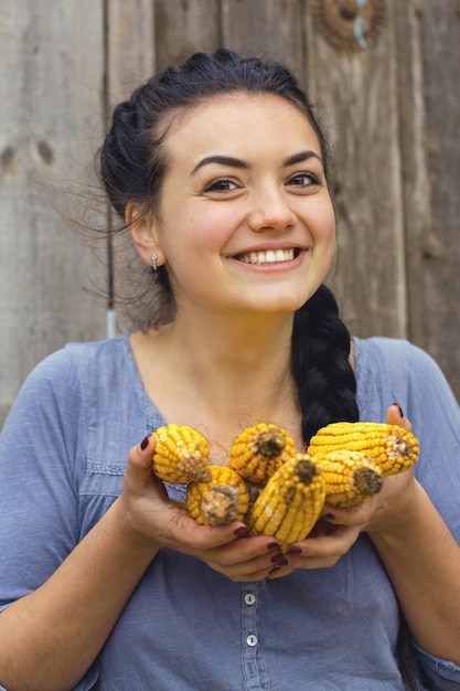 Ritratto d'epoca di una ragazza sexy con il concetto di mais della raccolta rurale