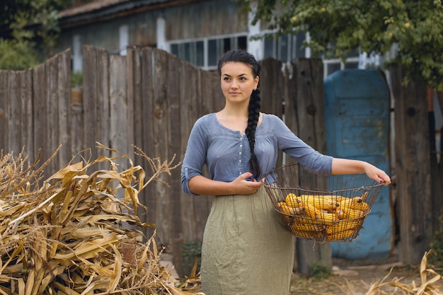 Ritratto d'epoca di una ragazza sexy con mais, concetto di raccolta rurale