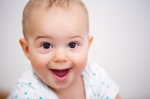 Ritratto da vicino di un bambino carino e sorridente a casa