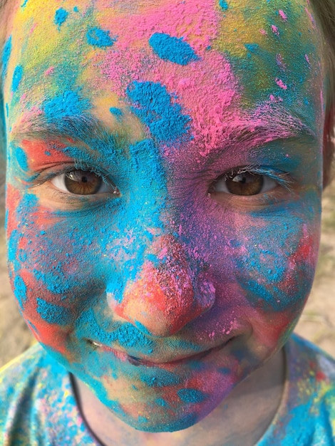 Ritratto da vicino di un bambino con la faccia dipinta