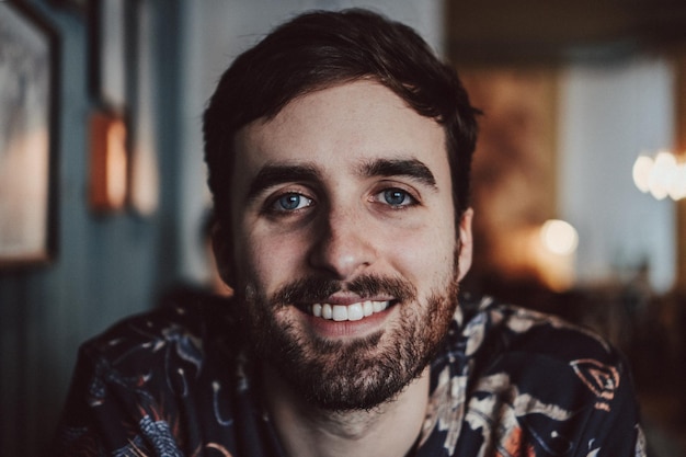 Ritratto da vicino di un giovane sorridente