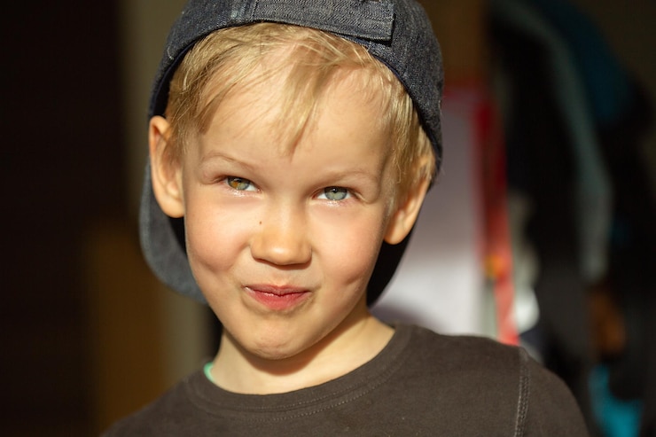 Foto ritratto da vicino di un ragazzo che sorride