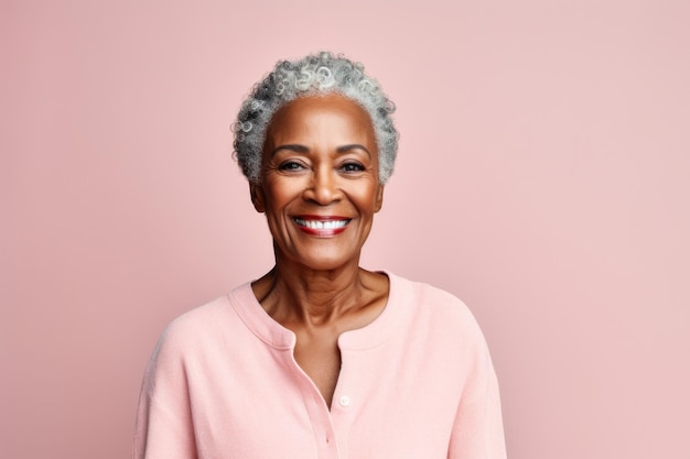 Ritratto da vicino di una donna afroamericana sorridente e amichevole con i capelli grigi