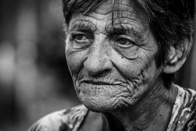 Ritratto da vicino di una donna anziana con la faccia rugosa