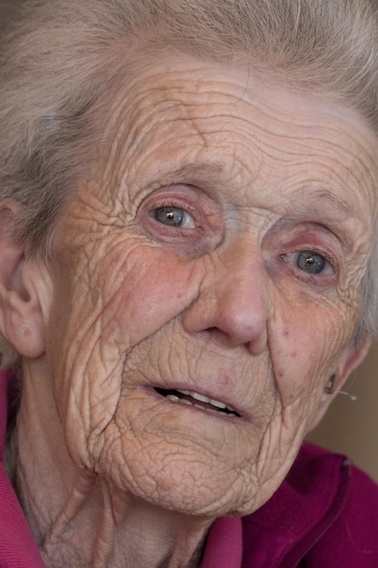 Ritratto da vicino di una donna anziana rugosa