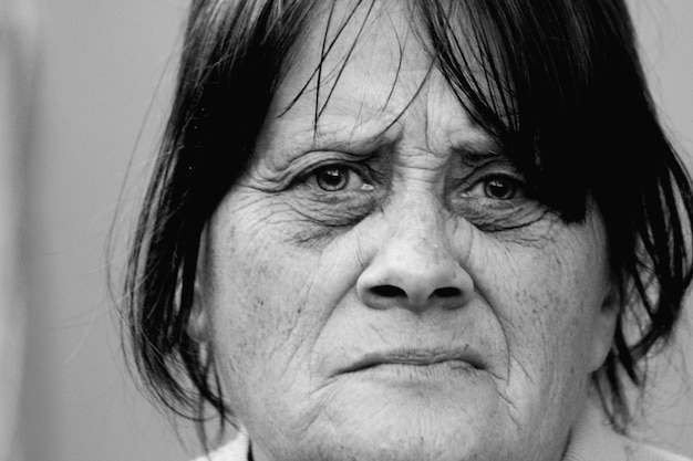 Ritratto da vicino di una donna seria