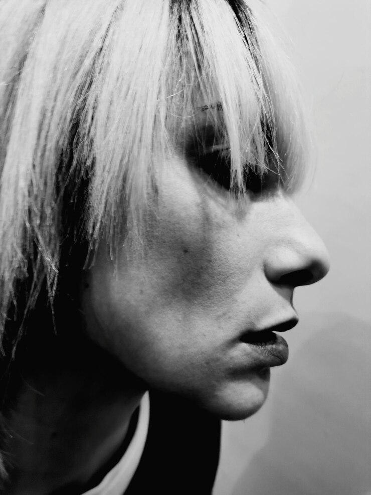 Foto ritratto da vicino di una giovane donna che guarda da un'altra parte