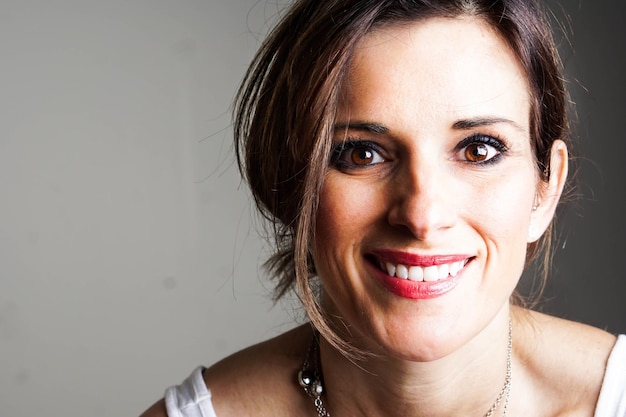 Ritratto da vicino di una giovane donna sorridente a casa