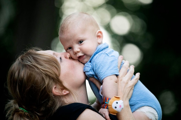 Ritratto da vicino di una madre che bacia un bambino