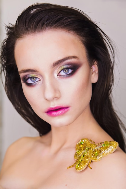 Ritratto da vicino di una modella adolescente con il trucco