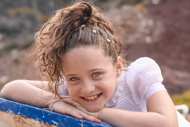 Ritratto da vicino di una ragazza sorridente