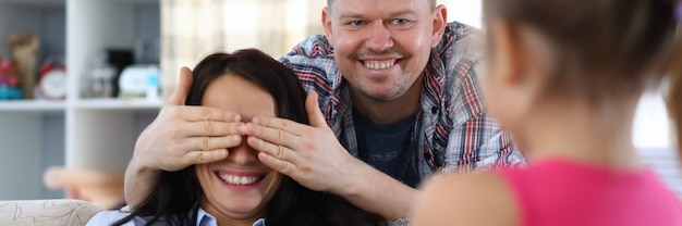 Ritratto degli occhi sorridenti della madre di chiusura del padre.