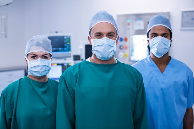 Ritratto dei chirurghi che stanno stanza in funzione