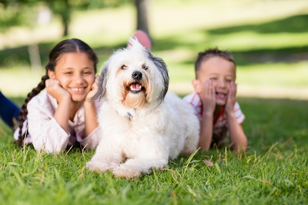 Ritratto dei fratelli divertendosi con il loro cane