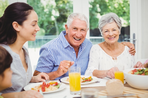 Ritratto dei nonni sorridenti con la famiglia