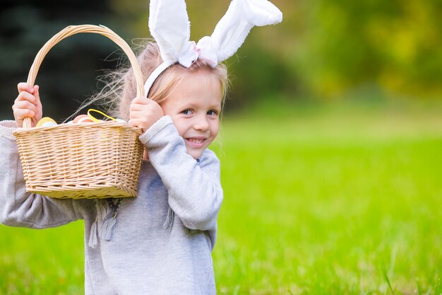 Ritratto del bambino su Pasqua con le uova all'aperto