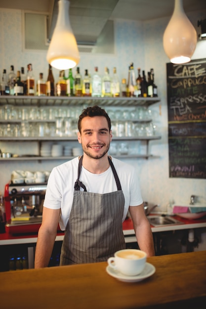 Ritratto del barista sicuro con caffè al caffè