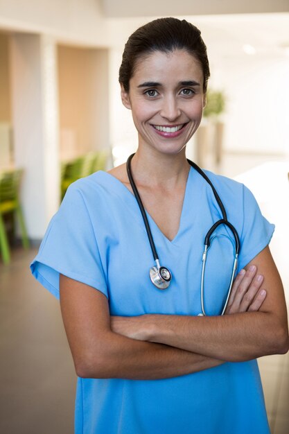 Ritratto del chirurgo femminile che sta nell'ospedale